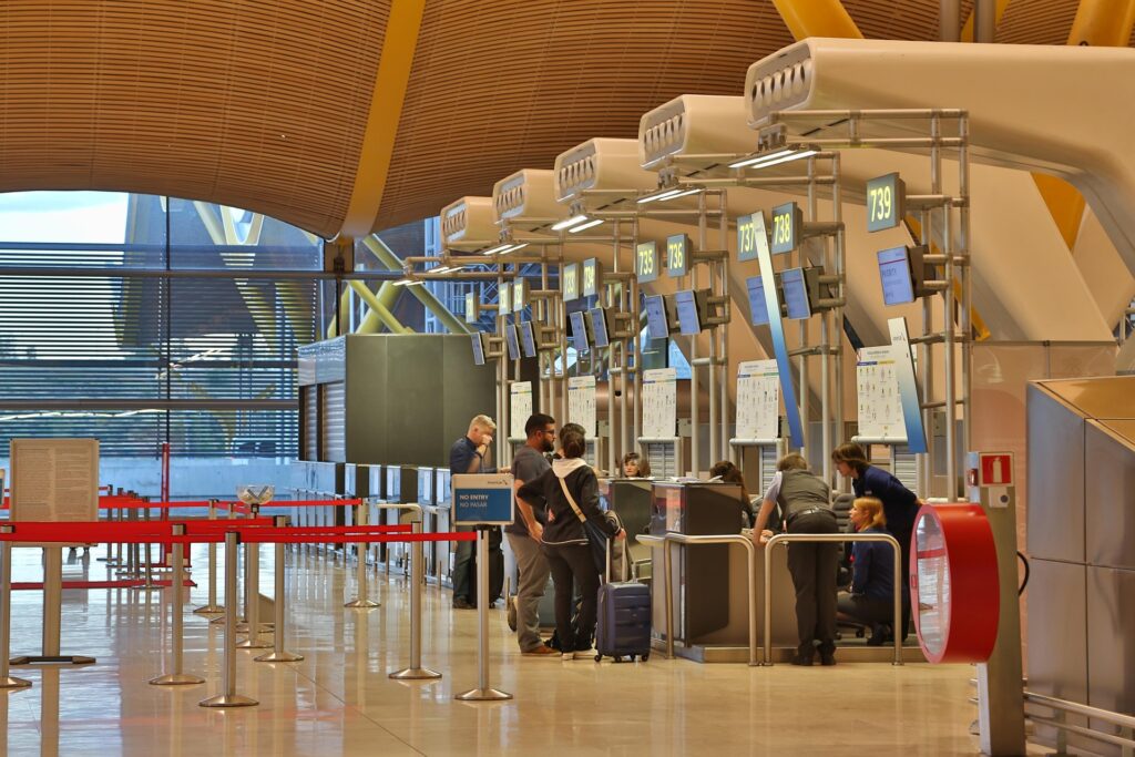 10 Dicas Essenciais de Viagem que Todo Viajante Precisa Saber (Guia Completo) 1 airport 4735067 1920