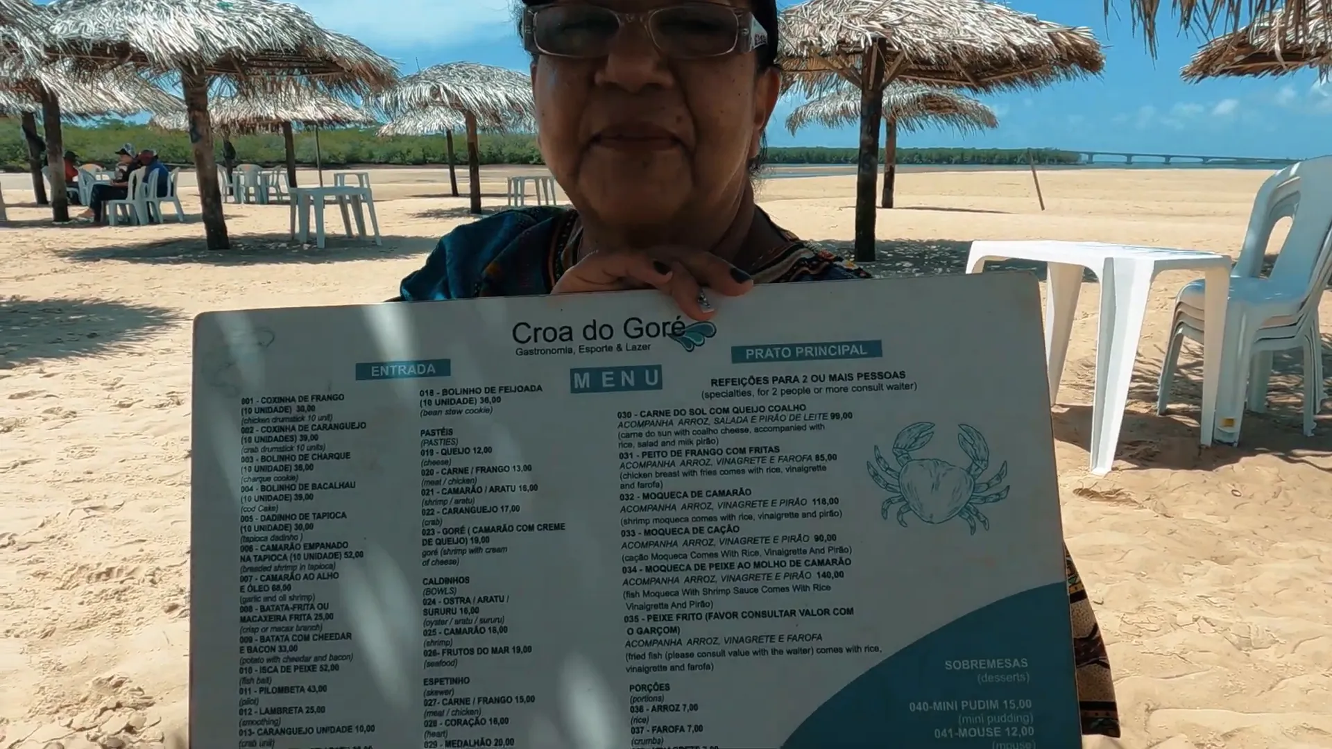 Descubra a Mágica da Croa do Goré em Aracaju 4 Catamarã restaurante chegando com mesas e cadeiras para os visitantes da Croa do Goré