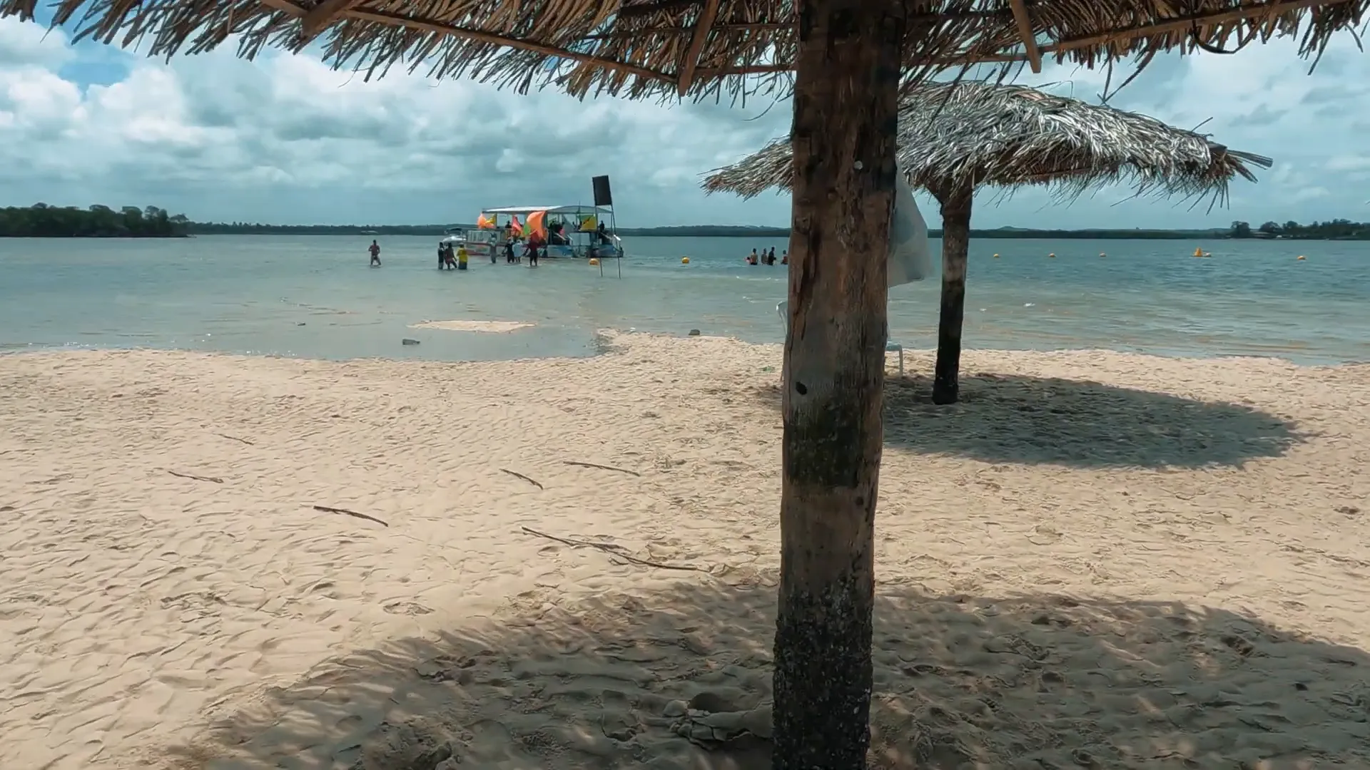 Descubra a Mágica da Croa do Goré em Aracaju 5 Início da subida da maré na Croa do Goré, com a água começando a cobrir a areia
