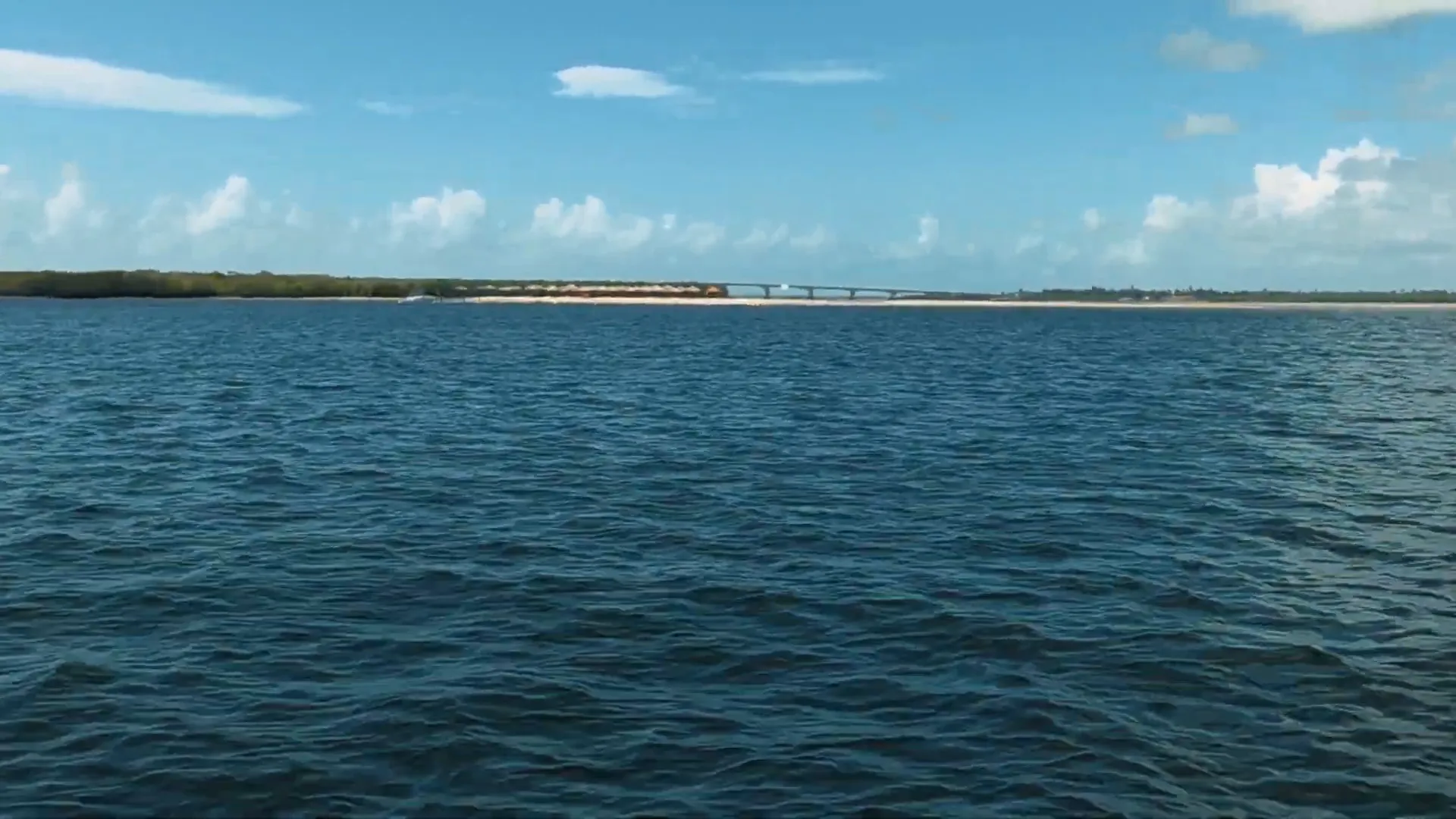 Descubra a Mágica da Croa do Goré em Aracaju 2 Vista da Croa do Goré com os pequenos caranguejos na areia