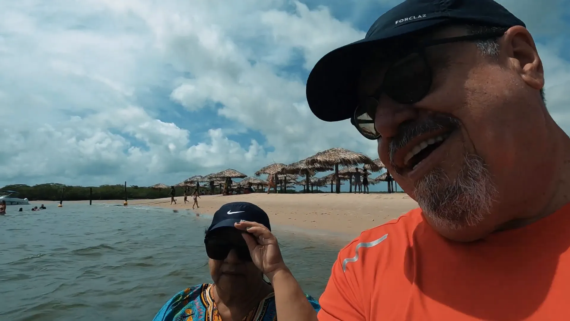 Descubra a Mágica da Croa do Goré em Aracaju 6 Visitantes na água morna da Croa do Goré aproveitando o dia ensolarado