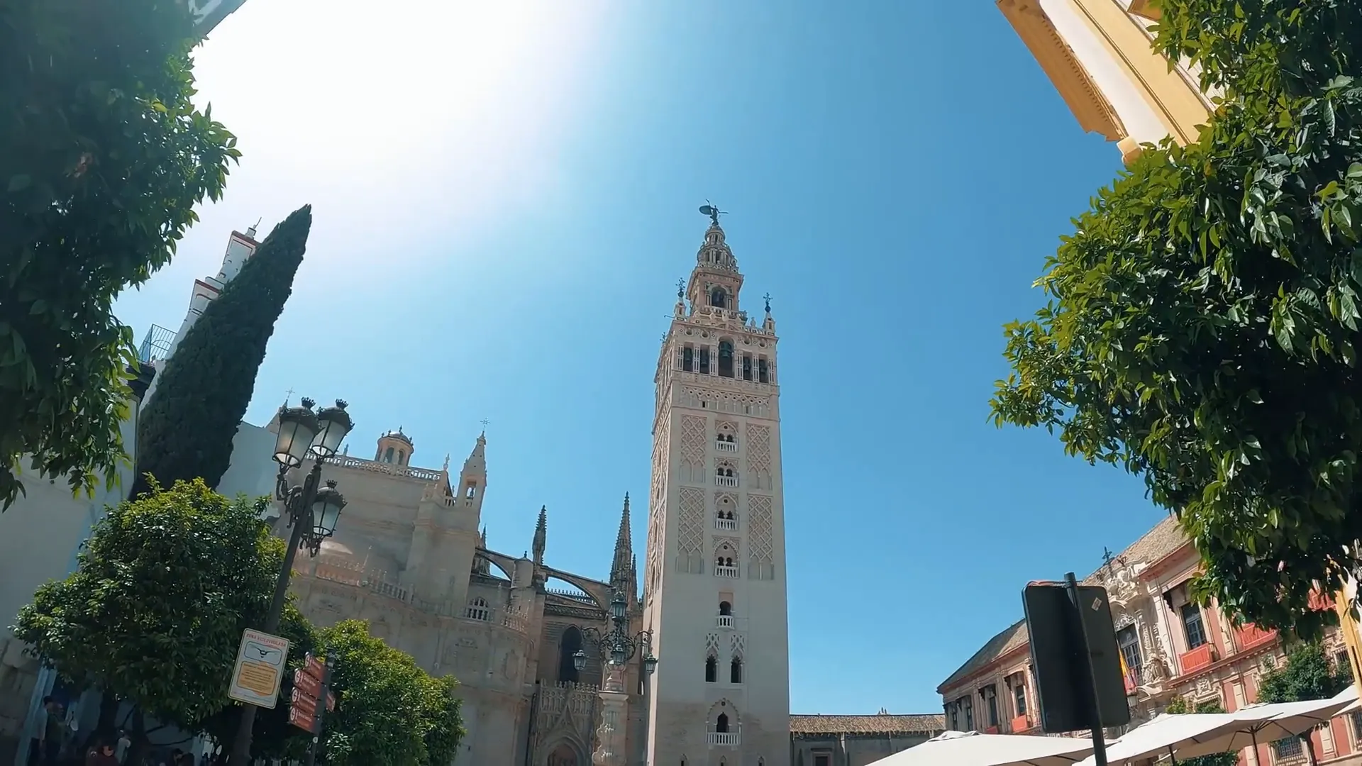 Sevilha: Tradição, Fé e Emoção na Espanha 1 Catedral de Sevilha com a Giralda ao fundo