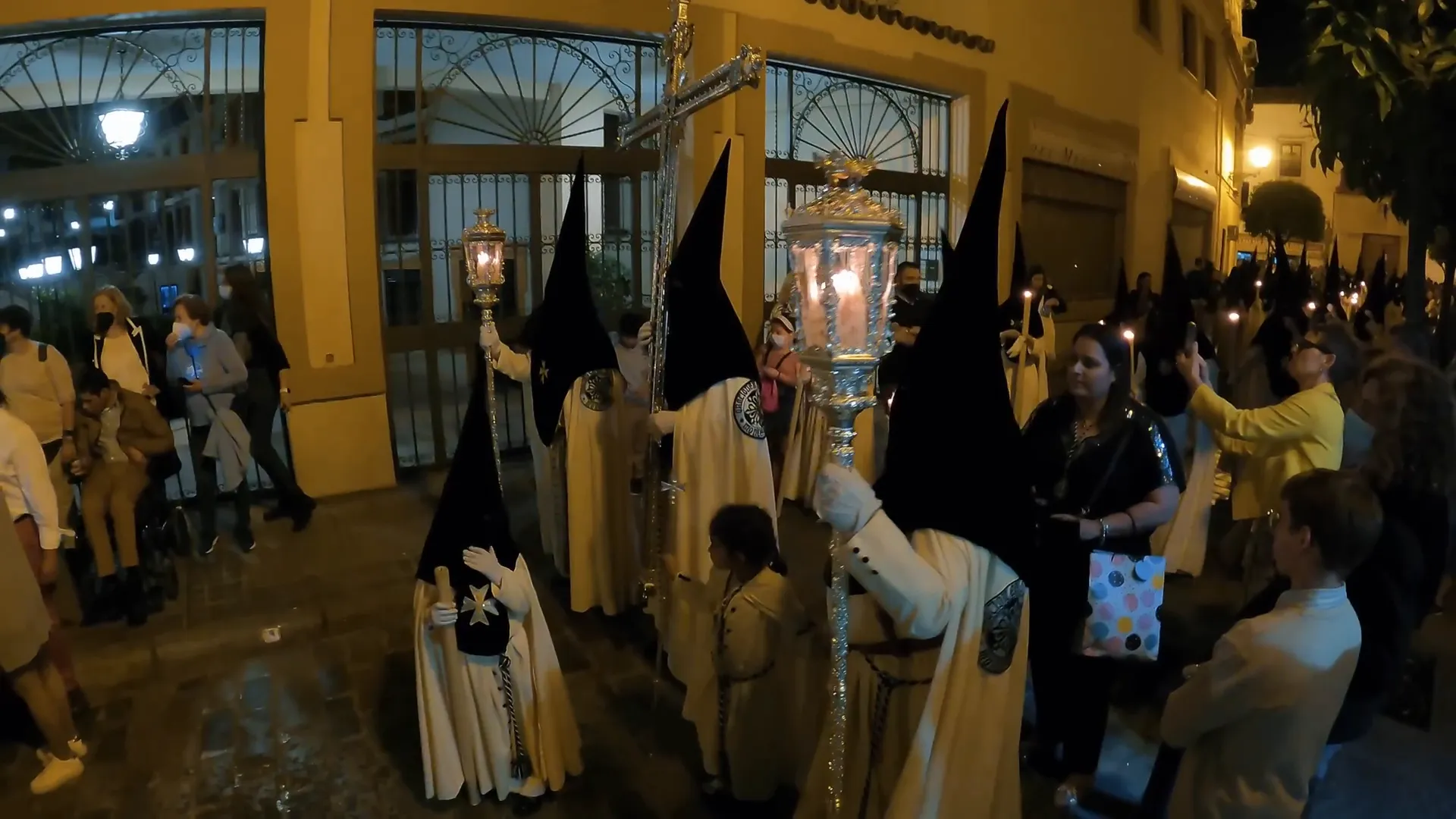 Sevilha: Tradição, Fé e Emoção na Espanha 7 Procissão da Semana Santa em Sevilha com nazarenos e passos religiosos