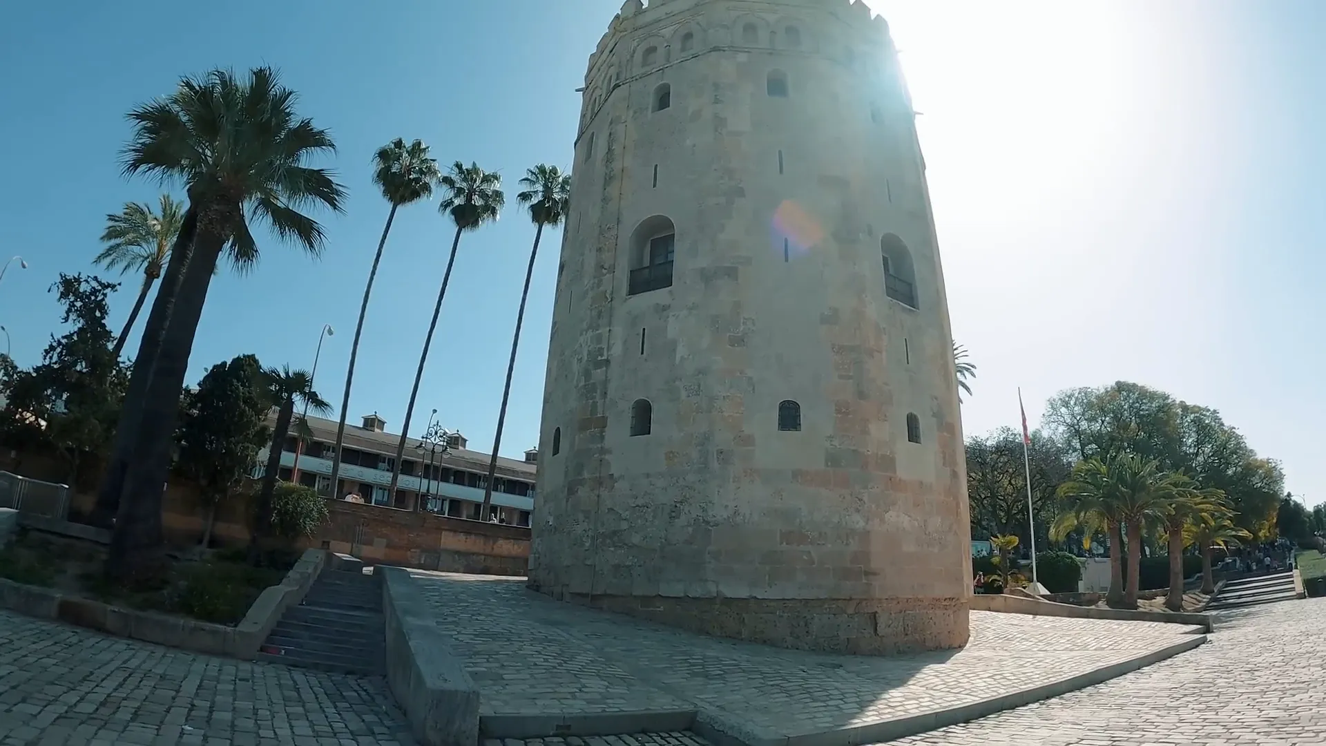 Sevilha: Tradição, Fé e Emoção na Espanha 3 Torre do Ouro refletindo no rio Guadalquivir ao entardecer