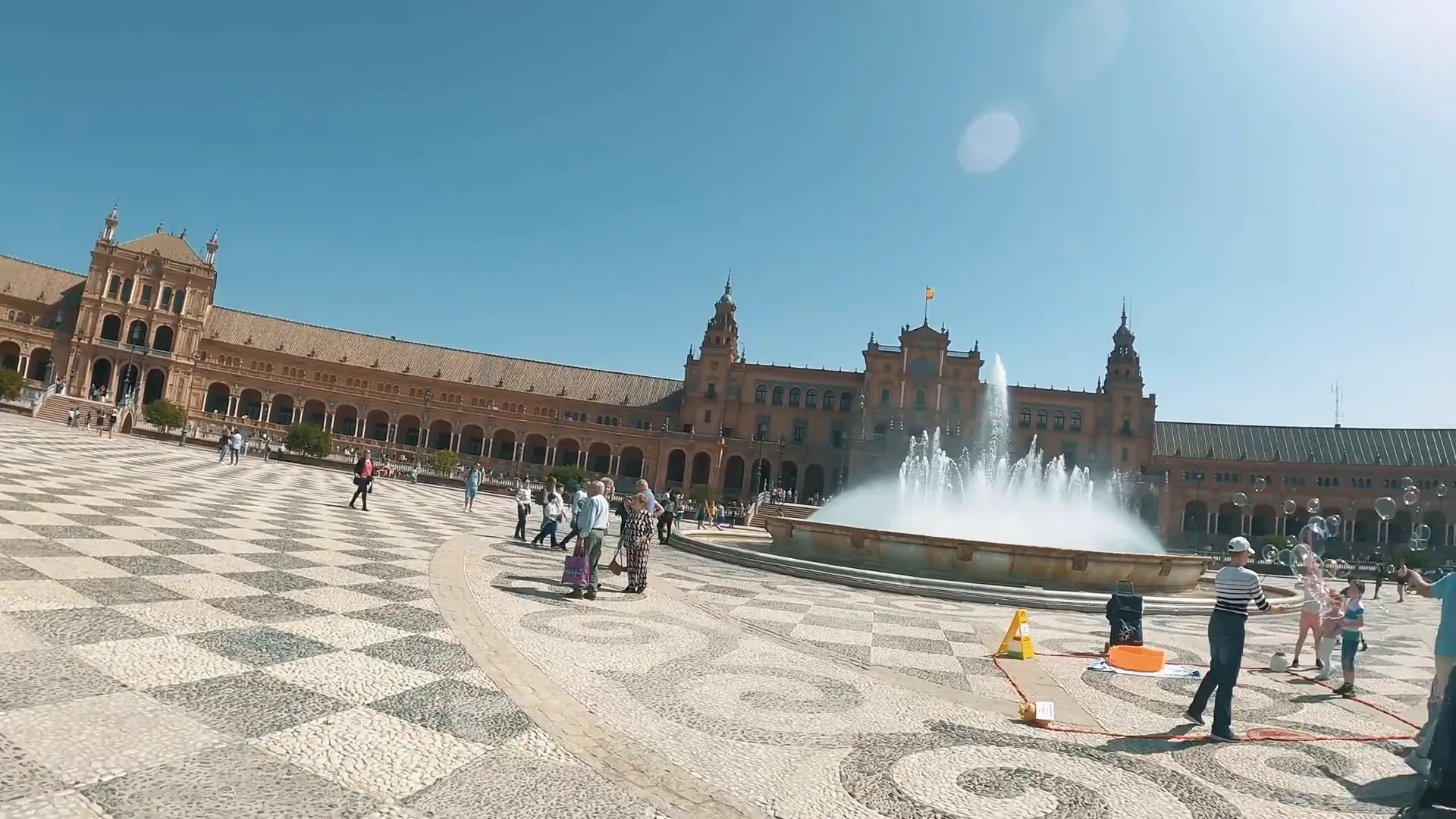 Sevilha: Tradição, Fé e Emoção na Espanha 5 Vista ampla da Praça de Espanha com seus canais e azulejos coloridos