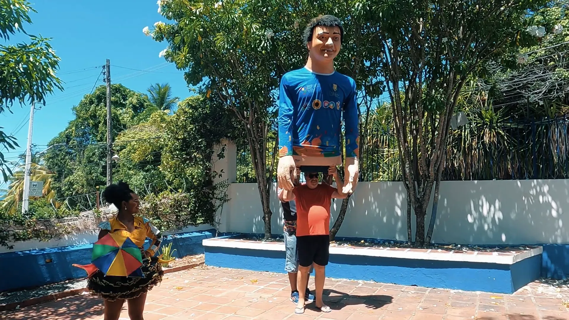 Olinda e Recife: Vida, Cores e Cultura em Dois Estilos Diferentes 11 Pessoa testando a sustentação do boneco gigante em Olinda