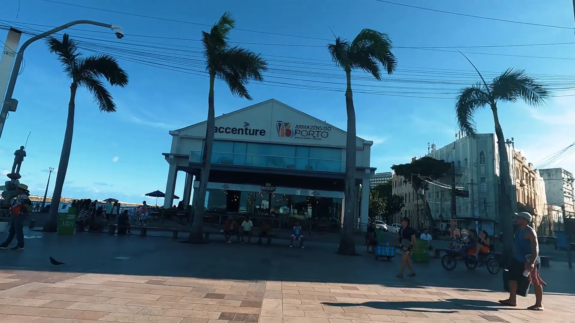Olinda e Recife: Vida, Cores e Cultura em Dois Estilos Diferentes 3 Vista do Marco Zero com pessoas e festividades