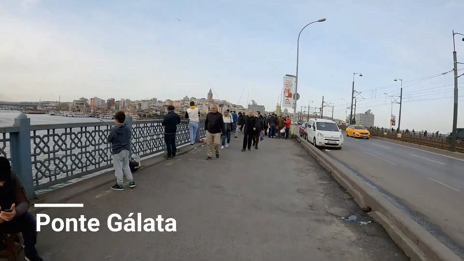 TORRE GÁLATA: Construída em 1349 Uma das mais antigas do mundo Istambul Turquia 1 Pessoas pescando na Ponte de Gálata em Istambul Turquia