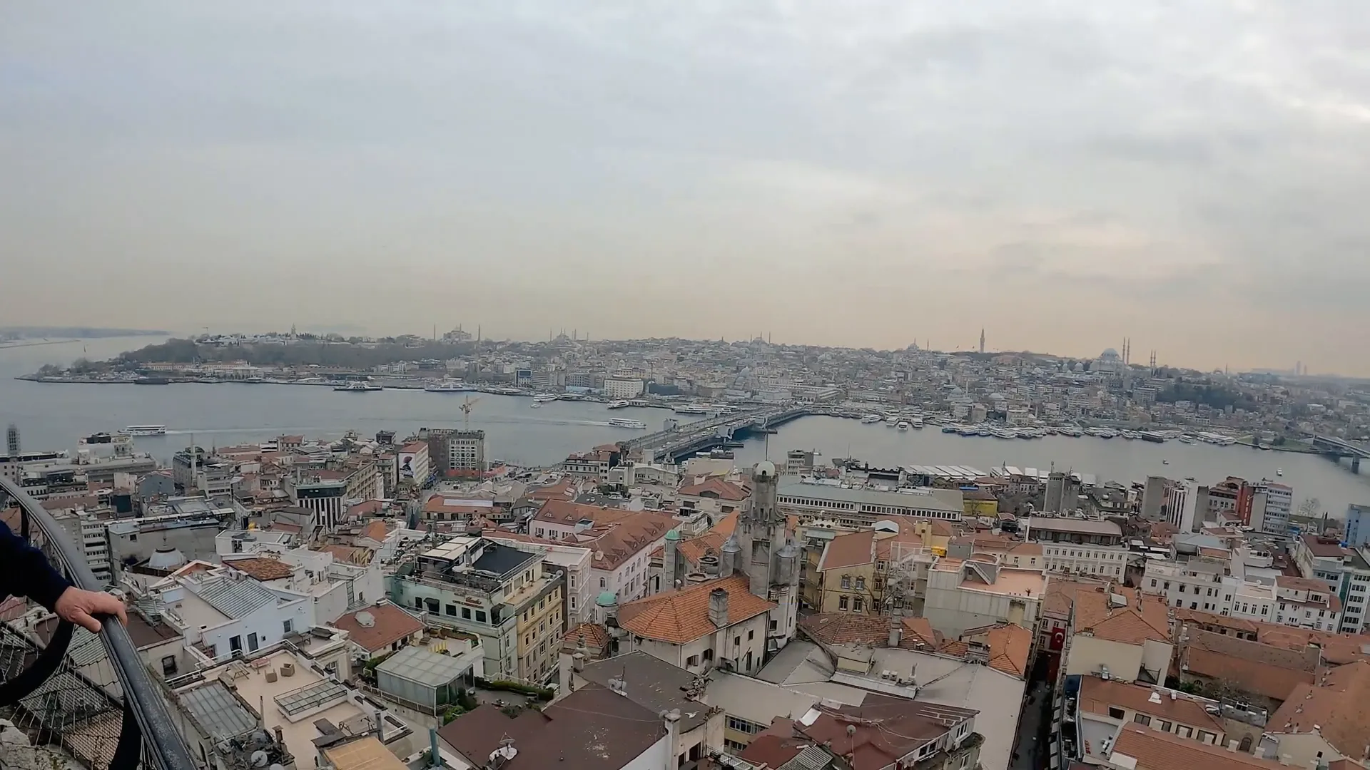 TORRE GÁLATA: Construída em 1349 Uma das mais antigas do mundo Istambul Turquia 7 Vista da Mesquita e da Ponte Gálata em dia nublado
