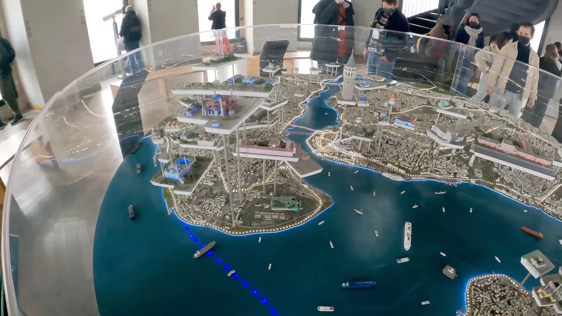 TORRE GÁLATA: Construída em 1349 Uma das mais antigas do mundo Istambul Turquia 6 Vista da Mesquita Azul com a Torre Gálata ao fundo em Istambul Turquia