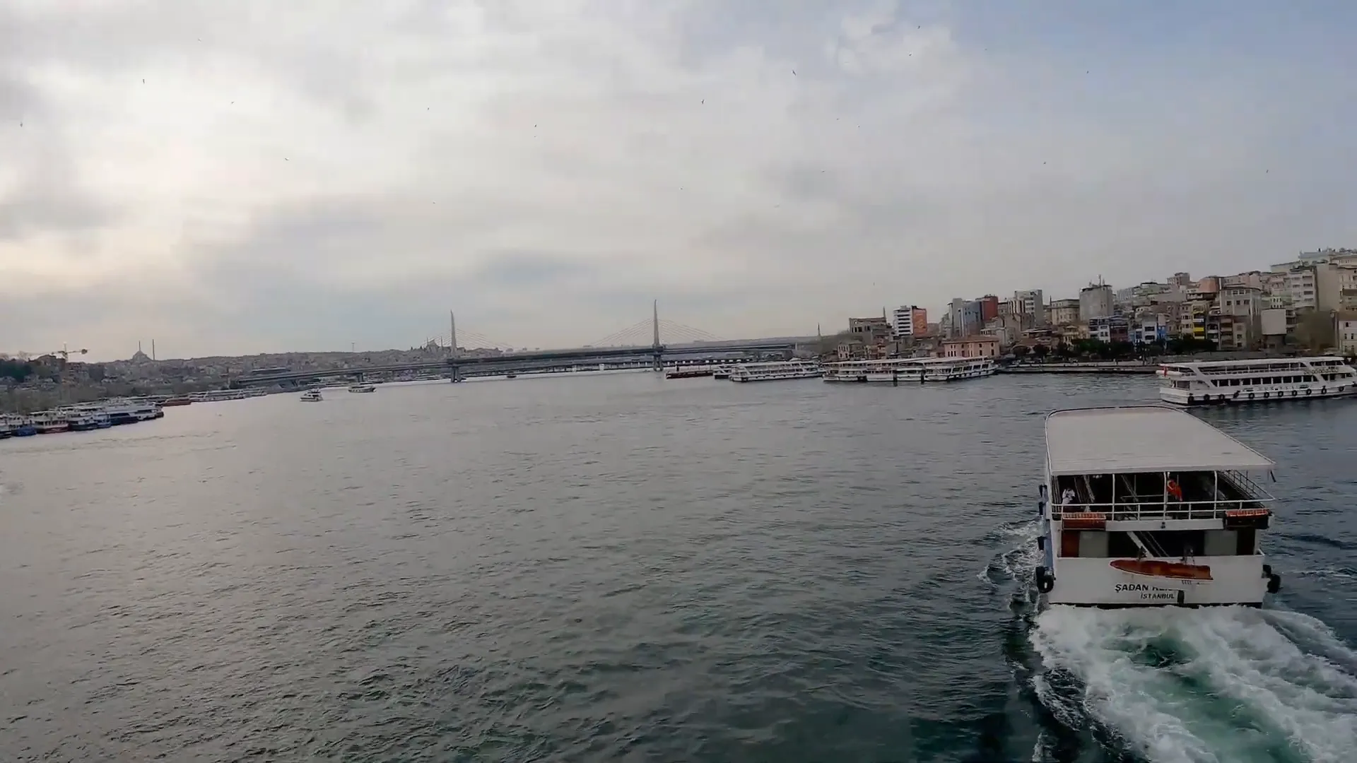 TORRE GÁLATA: Construída em 1349 Uma das mais antigas do mundo Istambul Turquia 3 Barcos turísticos no Estreito de Bósforo, Istambul Turquia
