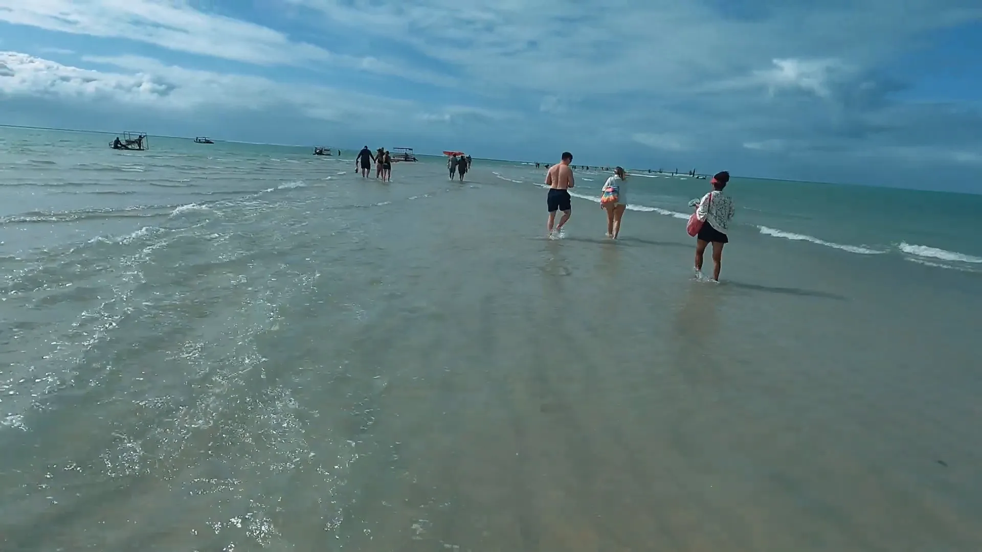 O incrível Caminho de Moisés em Maragogi: um fenômeno imperdível! 4 Pessoas caminhando pelo banco de areia do Caminho de Moisés