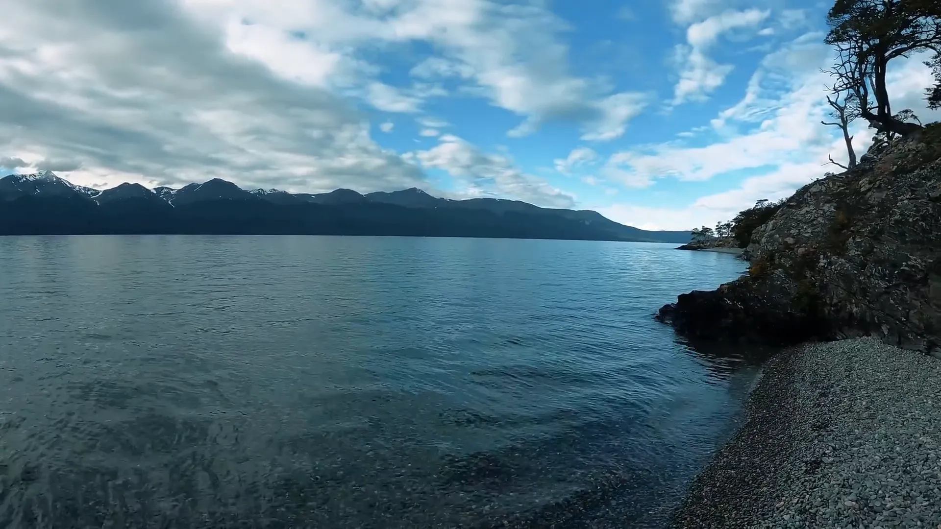 Aventura 4x4 Ushuaia: Explore o Fim do Mundo com Brasileiros! 6 Lago Fagnano com montanhas nevadas ao fundo e natureza intocada 4x4 Ushuaia