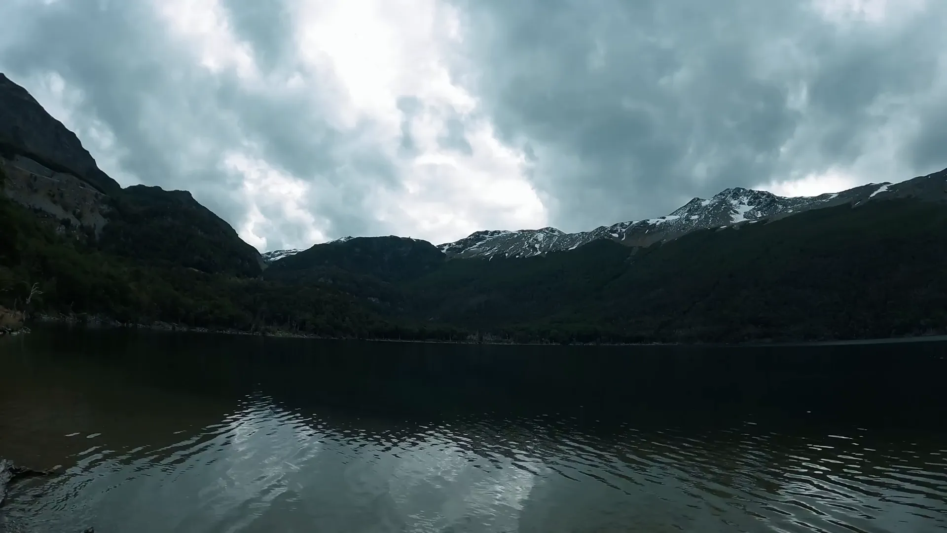Aventura 4x4 Ushuaia: Explore o Fim do Mundo com Brasileiros! 4 Lago Escondido cercado por montanhas nevadas e natureza exuberante 4x4 Ushuaia