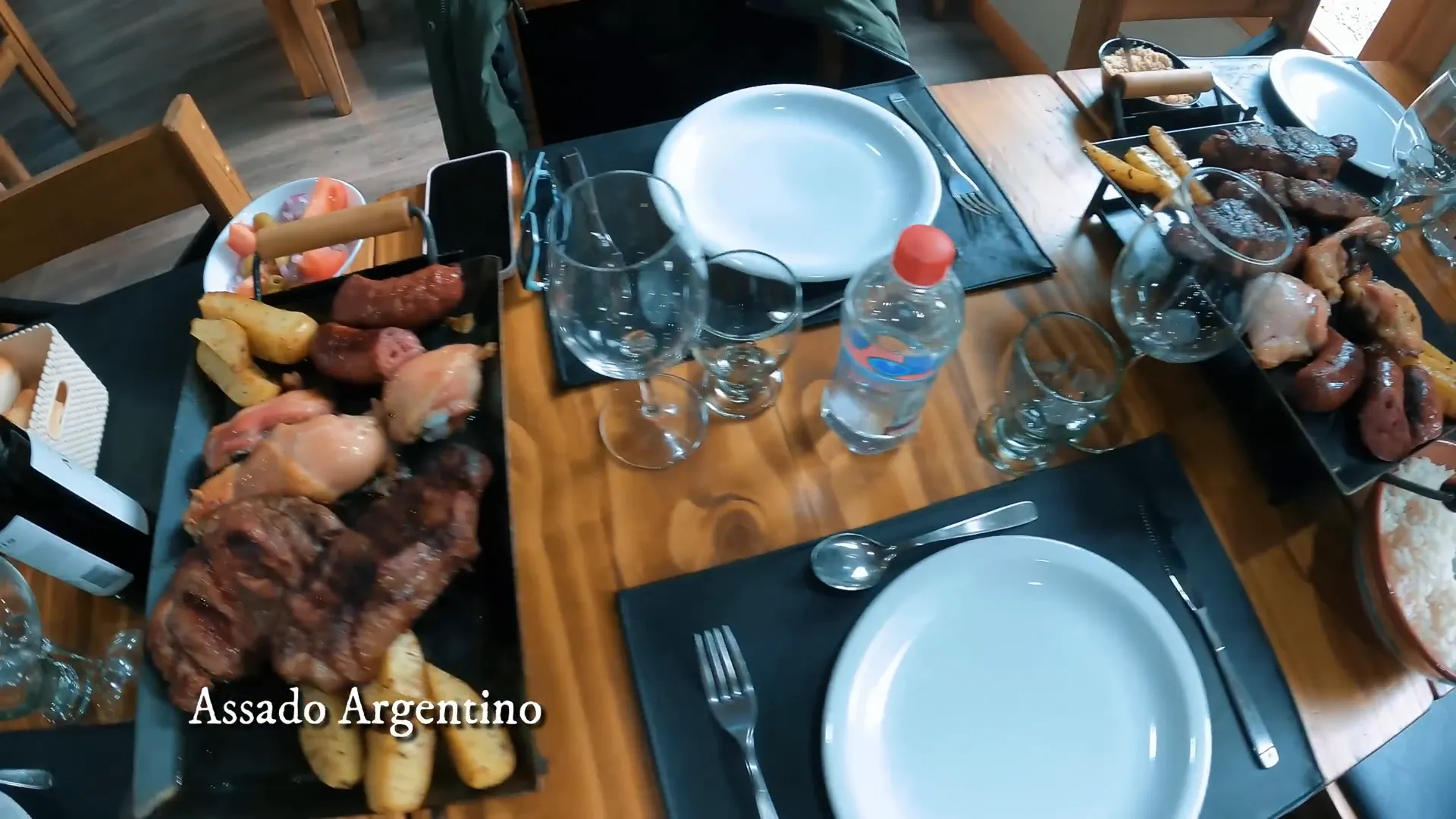 Aventura 4x4 Ushuaia: Explore o Fim do Mundo com Brasileiros! 8 Jantar típico argentino com assado e vinho em 4x4 Ushuaia