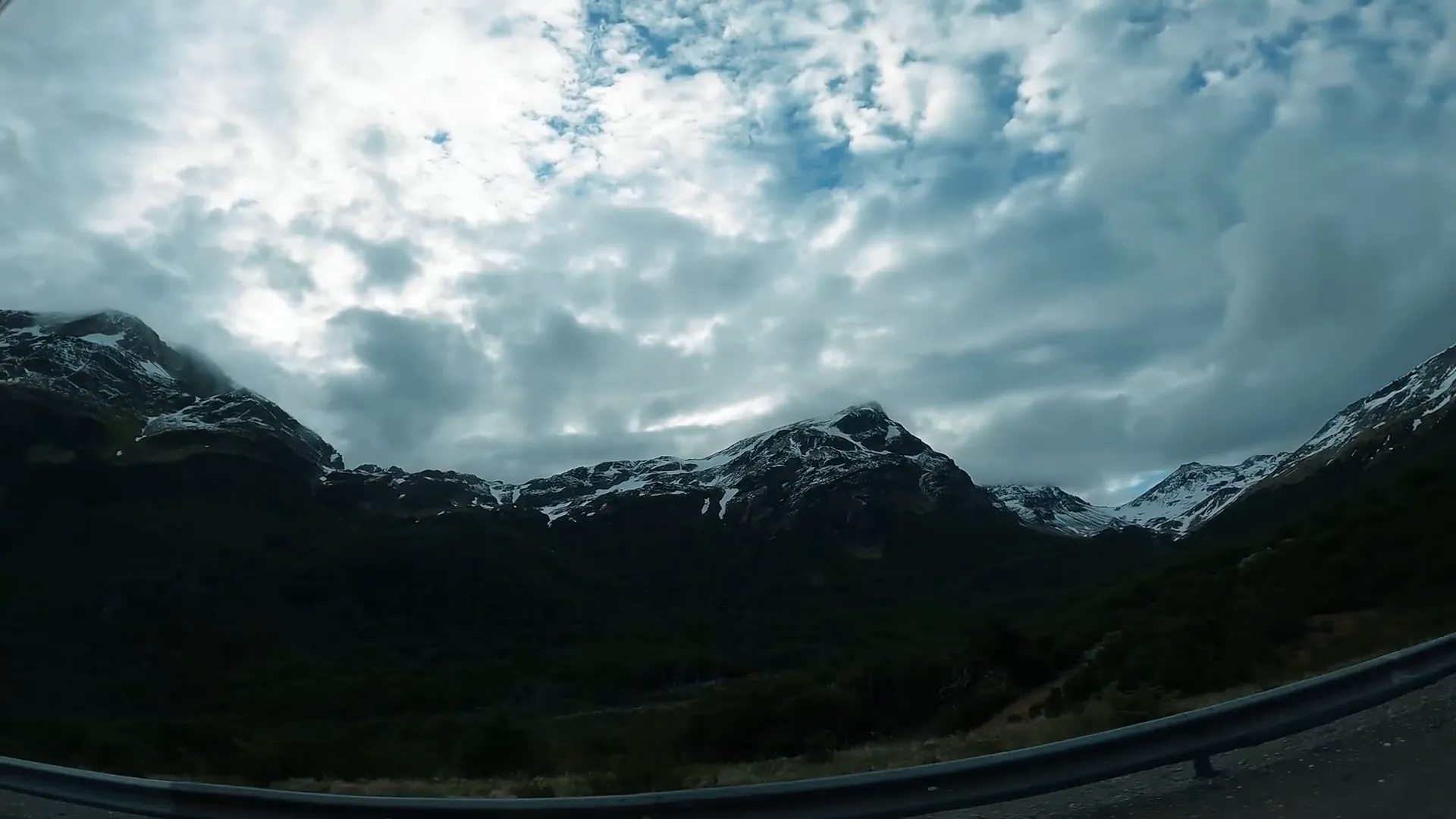 Aventura 4x4 Ushuaia: Explore o Fim do Mundo com Brasileiros! 7 Refúgio à beira de rio com paisagens fotogênicas na Patagônia 4x4 Ushuaia