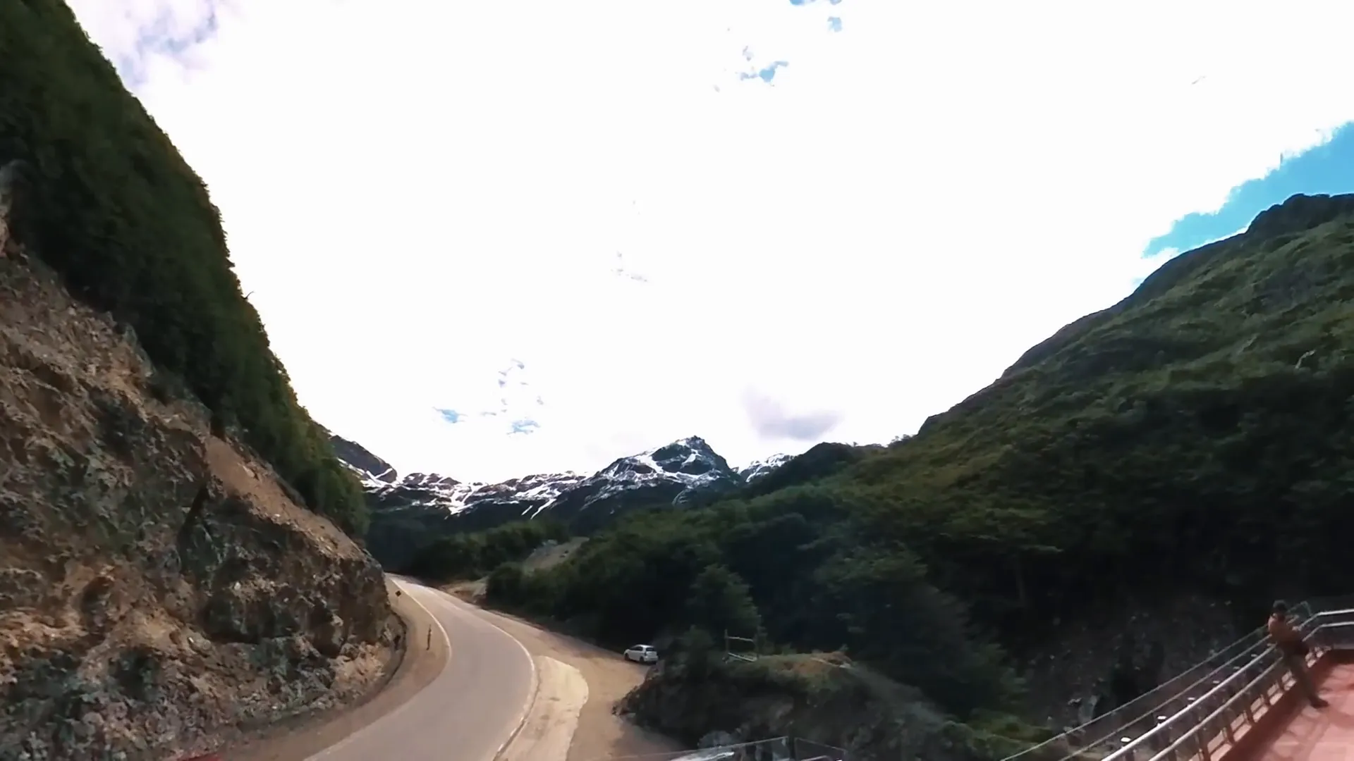 Aventura 4x4 Ushuaia: Explore o Fim do Mundo com Brasileiros! 3 Paisagem do Paso Garibaldi, passagem histórica na Cordilheira dos Andes 4x4 Ushuaia