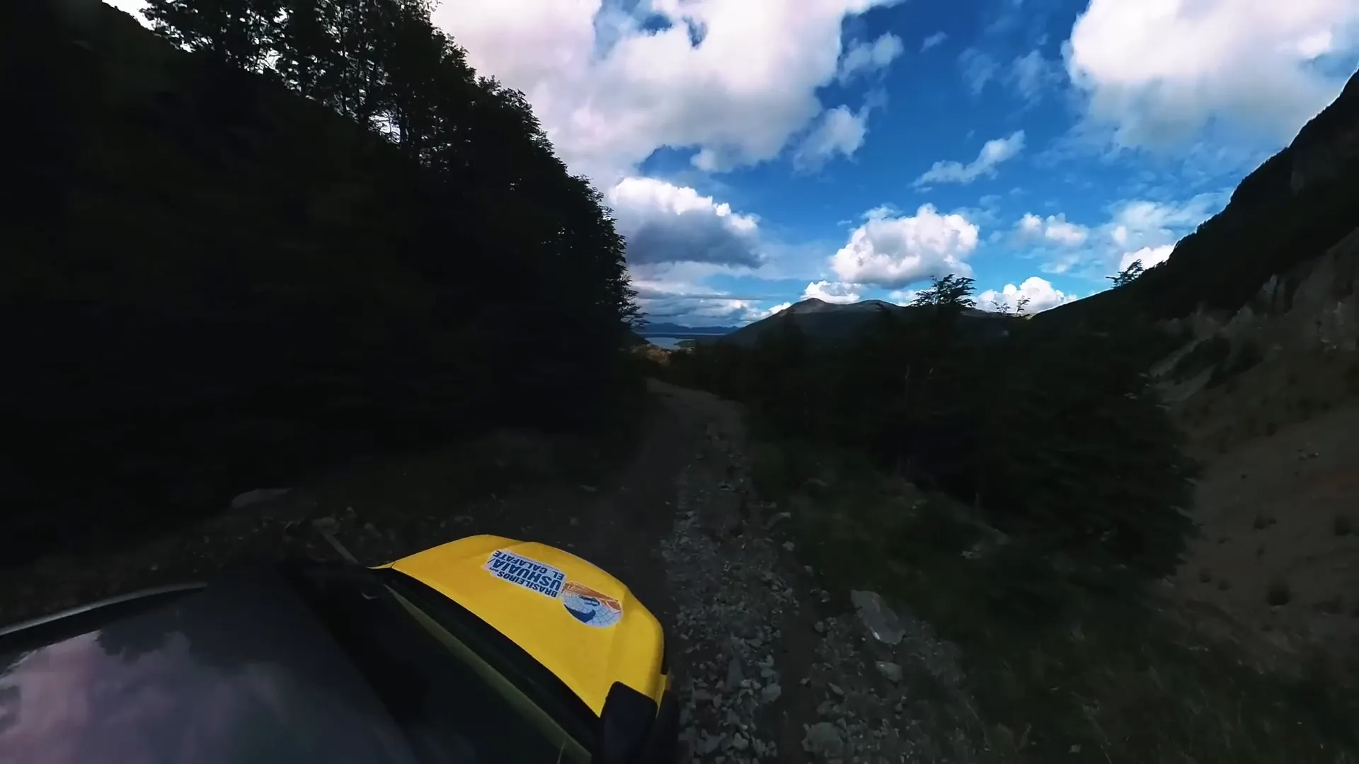 Aventura 4x4 Ushuaia: Explore o Fim do Mundo com Brasileiros! 2 Trilha 4x4 Ushuaia cercada por castores e vegetação típica da Patagônia