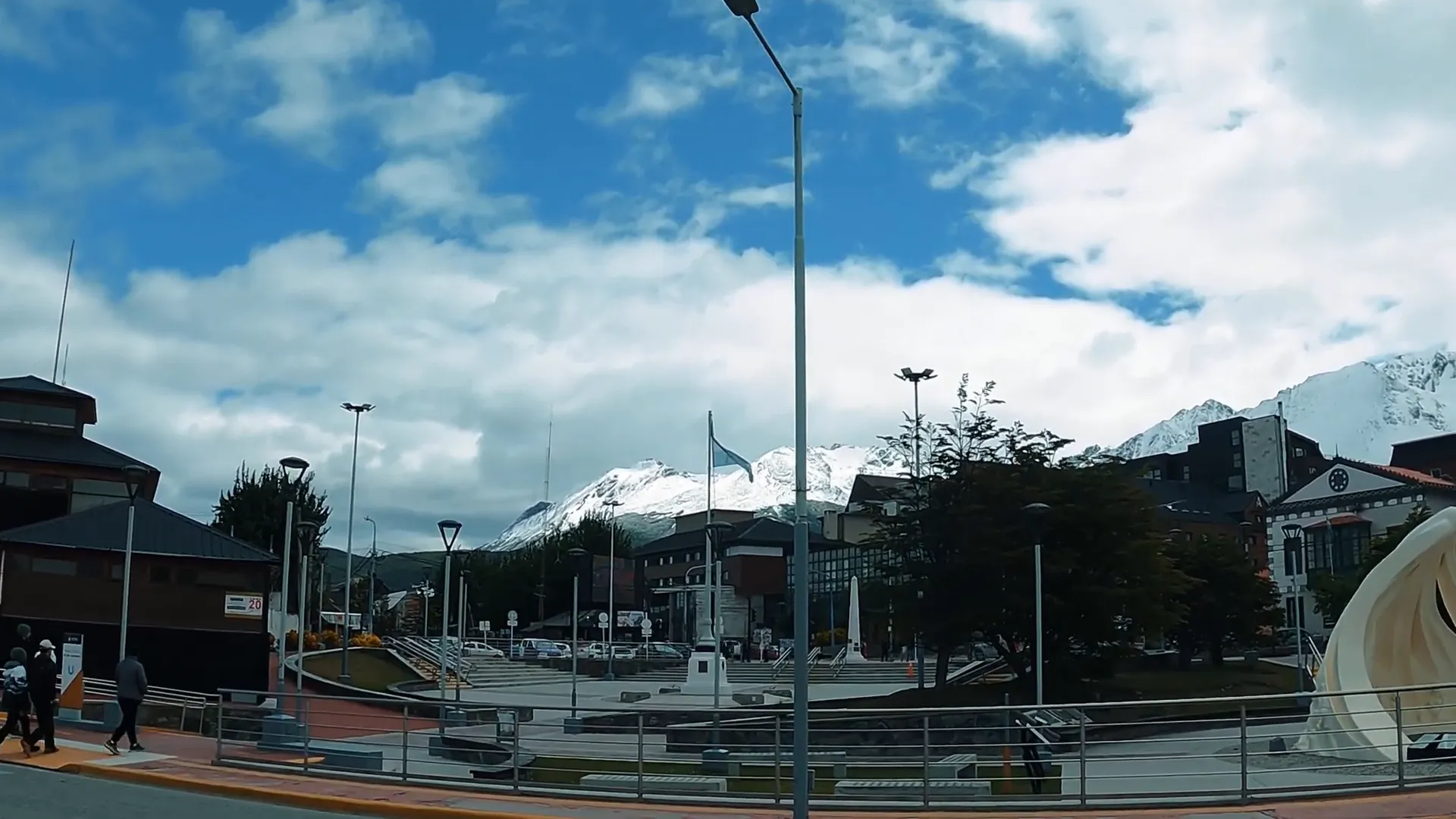 Você Não Vai Acreditar no que Vimos na Pinguineira de Ushuaia! 2 Vista da Cordilheira dos Andes com sol ao fundo, enquanto estamos no porto de Ushuaia Pinguineira Ushuaia