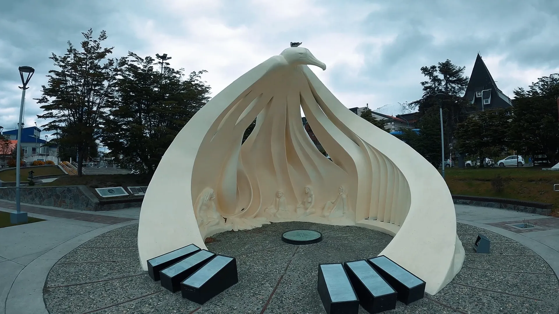 Você Não Vai Acreditar no que Vimos na Pinguineira de Ushuaia! 4 Monumento aos pioneiros locais na Praça Cívica 12 de Outubro em Ushuaia Pinguineira Ushuaia