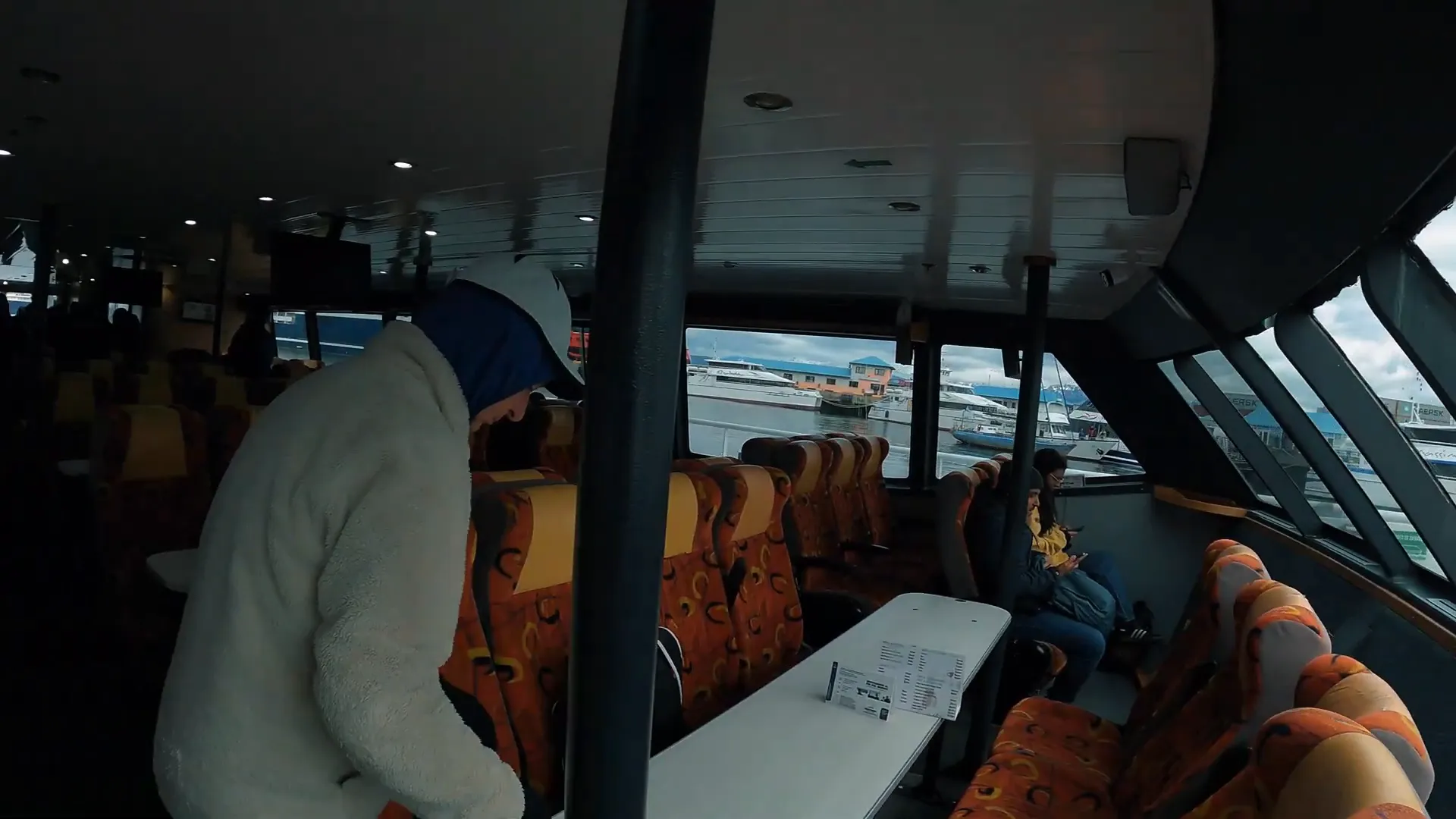 Você Não Vai Acreditar no que Vimos na Pinguineira de Ushuaia! 7 Interior do catamarã com mesas e passageiros observando a paisagem Pinguineira Ushuaia