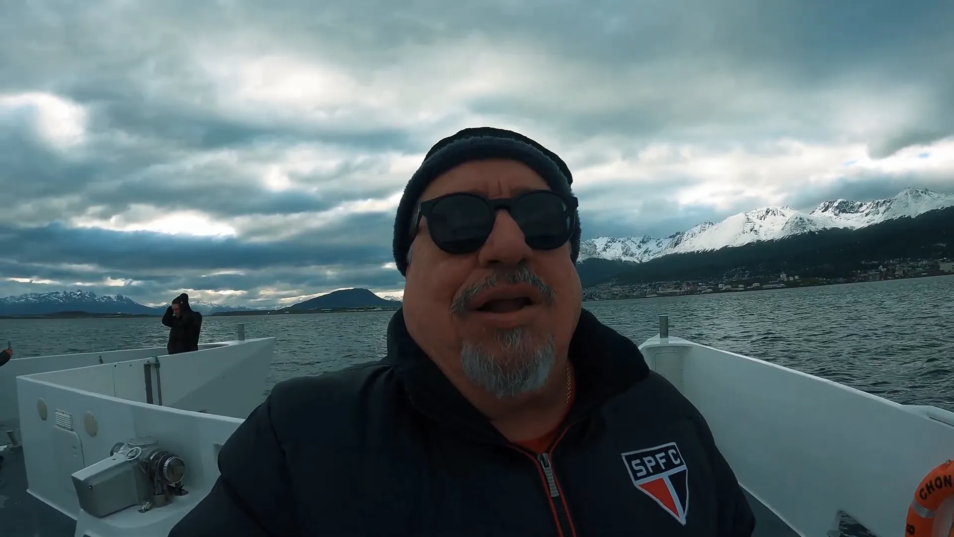 Você Não Vai Acreditar no que Vimos na Pinguineira de Ushuaia! 8 Pôr do sol com céu claro e nuvens na região da Pinguineira Ushuaia Pinguineira Ushuaia