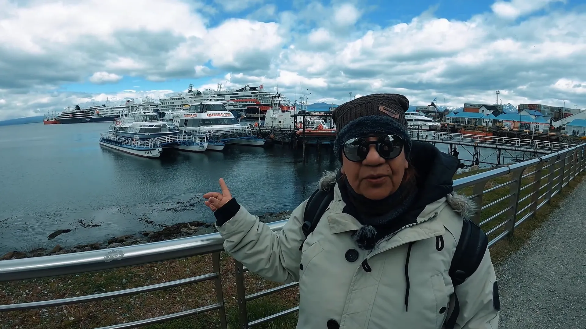 Você Não Vai Acreditar no que Vimos na Pinguineira de Ushuaia! 5 Catamarã navegando pelo Canal de Beagle com vista para a Cordilheira Pinguineira Ushuaia