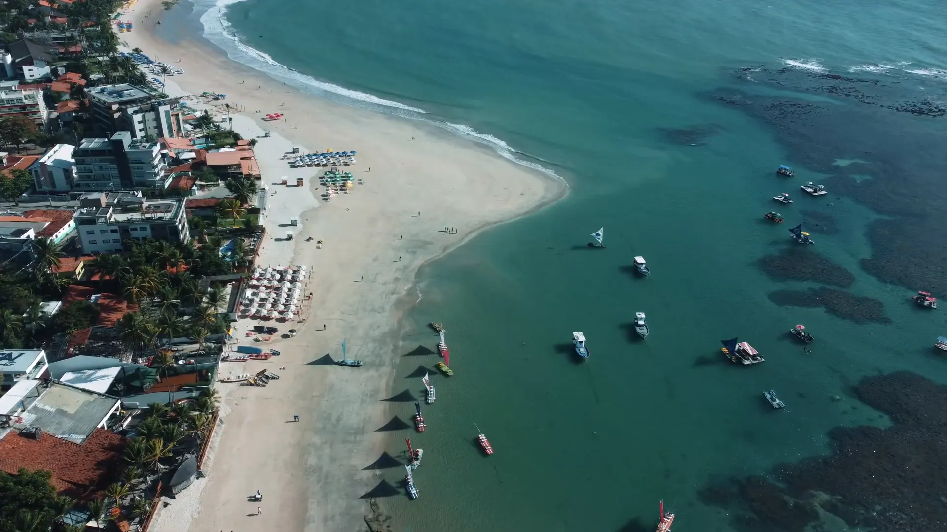 Descubra as Piscinas Naturais de Porto de Galinhas – Paraíso em Pernambuco! 5 Turistas chegando cedo para o passeio nas piscinas naturais em Porto de Galinhas