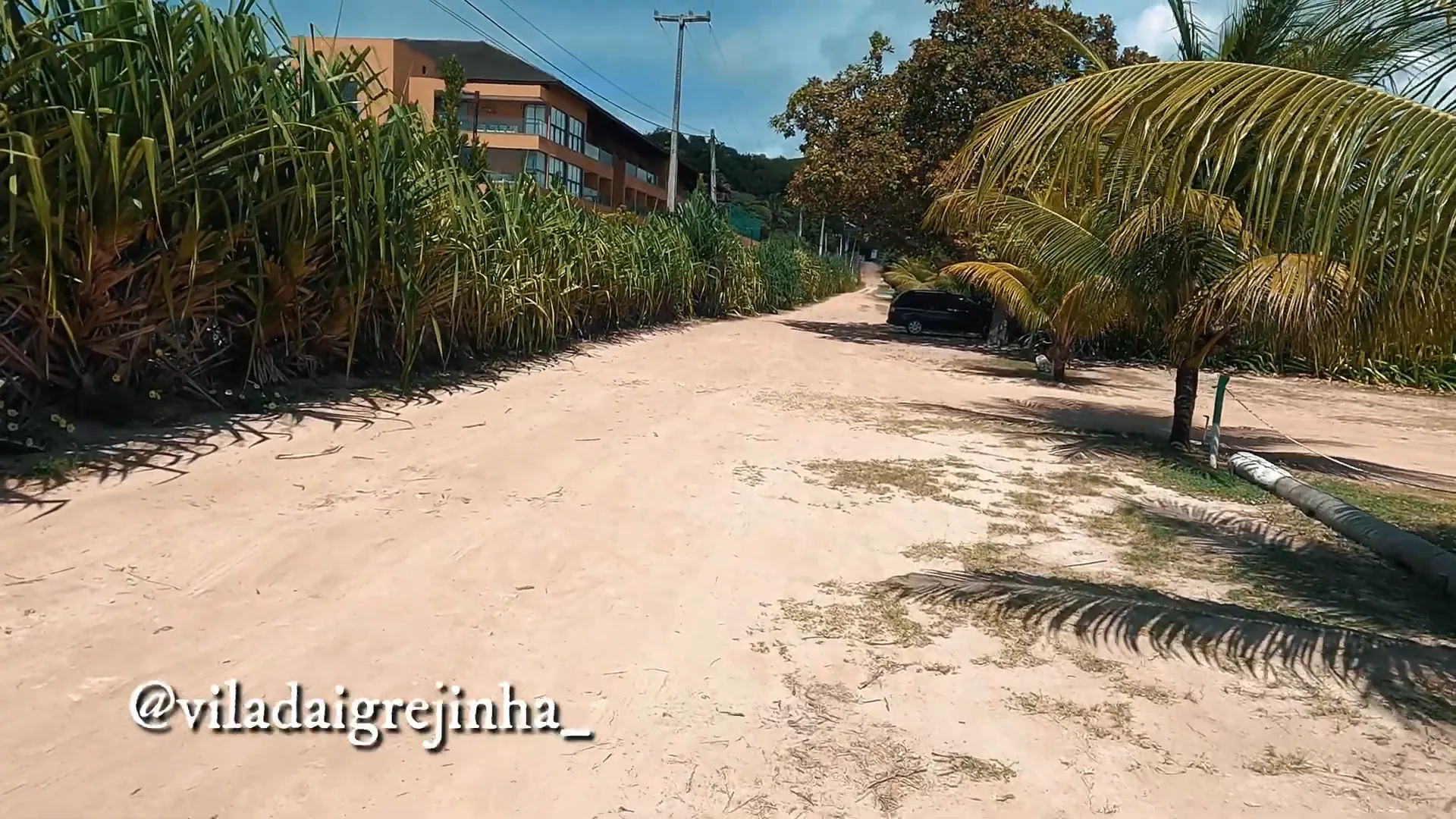 Praia dos Carneiros: Um Paraíso Escondido no Litoral Sul de Pernambuco 2 Estacionamento atrás da Capela de São Benedito na Praia dos Carneiros