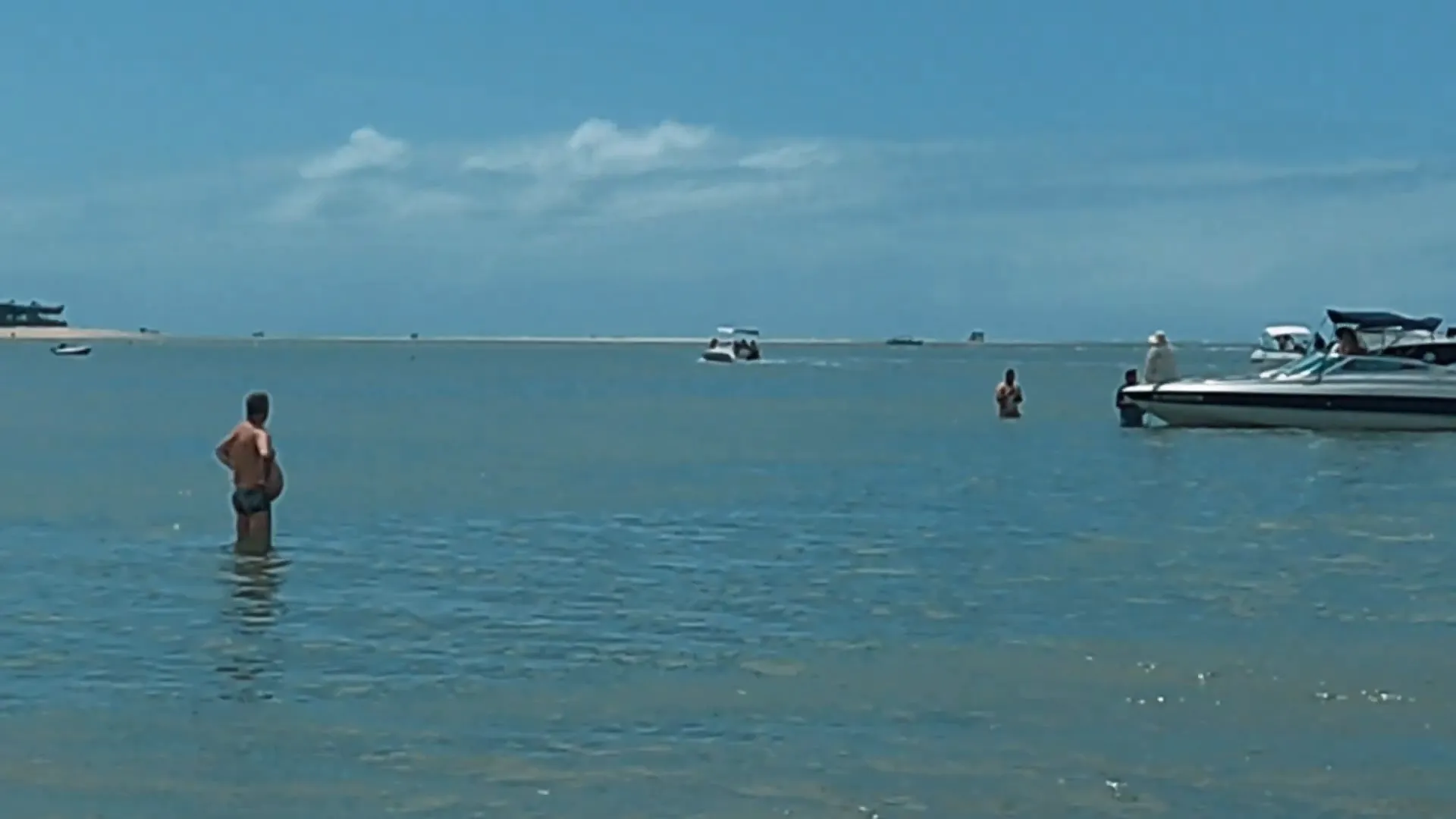 Praia dos Carneiros: Um Paraíso Escondido no Litoral Sul de Pernambuco 4 Passeio de lancha com visita a bancos de areia e banho de argila na Praia dos Carneiros