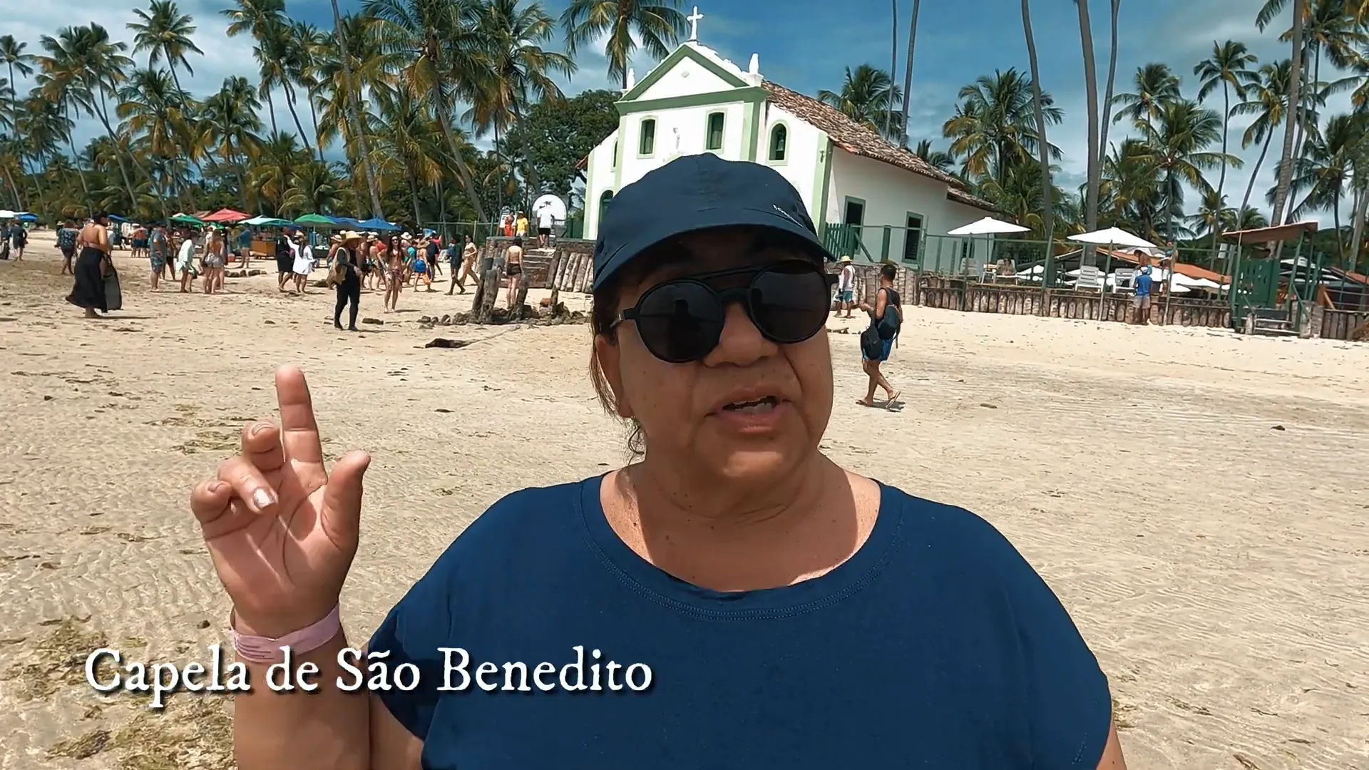Praia dos Carneiros: Um Paraíso Escondido no Litoral Sul de Pernambuco 3 Capela de São Benedito com fila para fotos na Praia dos Carneiros