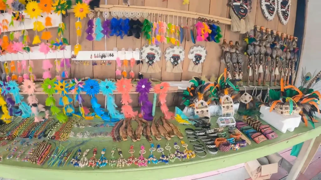 Produtos indígenas e artesanato à venda na comunidade ribeirinha lugares para passear em Manaus
