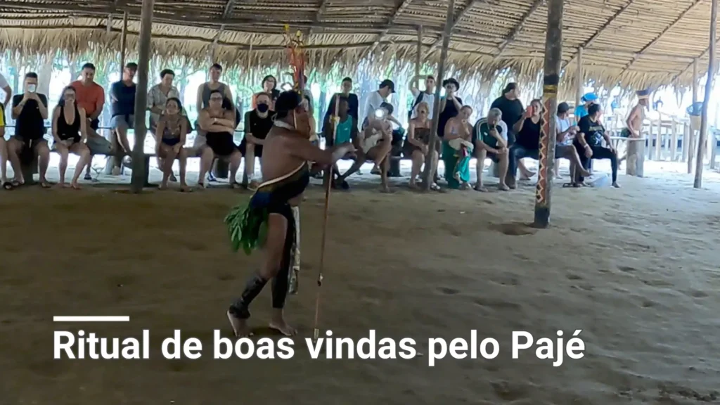 Ritual indígena na aldeia Tuyuka, com moradores locais lugares para passear em Manaus