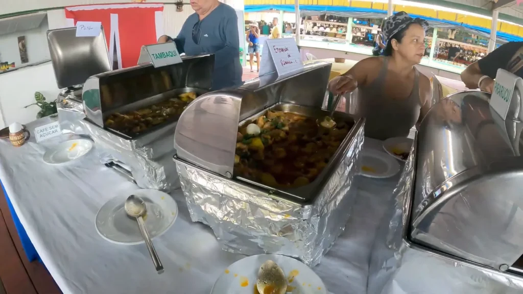 Almoço típico amazônico com pratos como tambaqui e pirarucu lugares para passear em Manaus