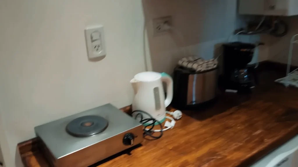 Roteiro El Calafate: Dicas, Passeios e Como Economizar na Patagônia Argentina 2 Interior do Airbnb em El Calafate mostrando a cozinha e sala Roteiro El Calafate