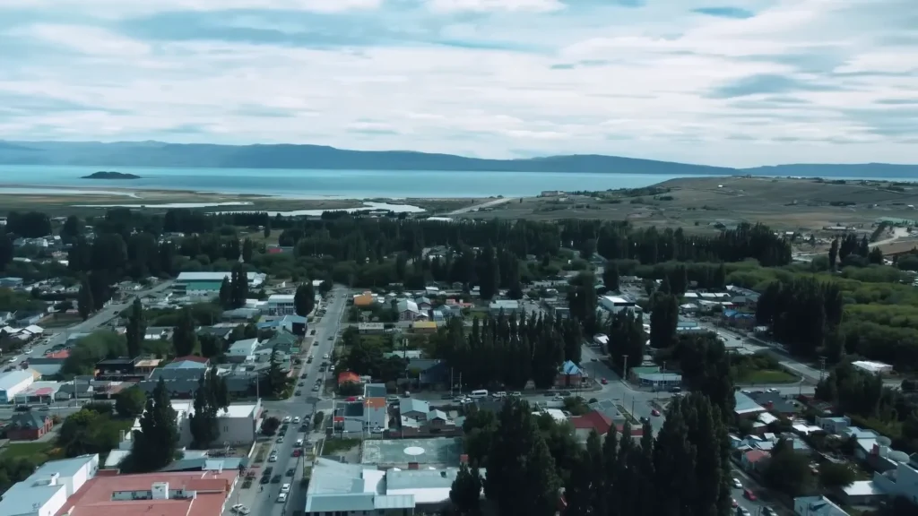 Roteiro El Calafate: Dicas, Passeios e Como Economizar na Patagônia Argentina 6 Vista da cidade de El Calafate durante o pôr do sol