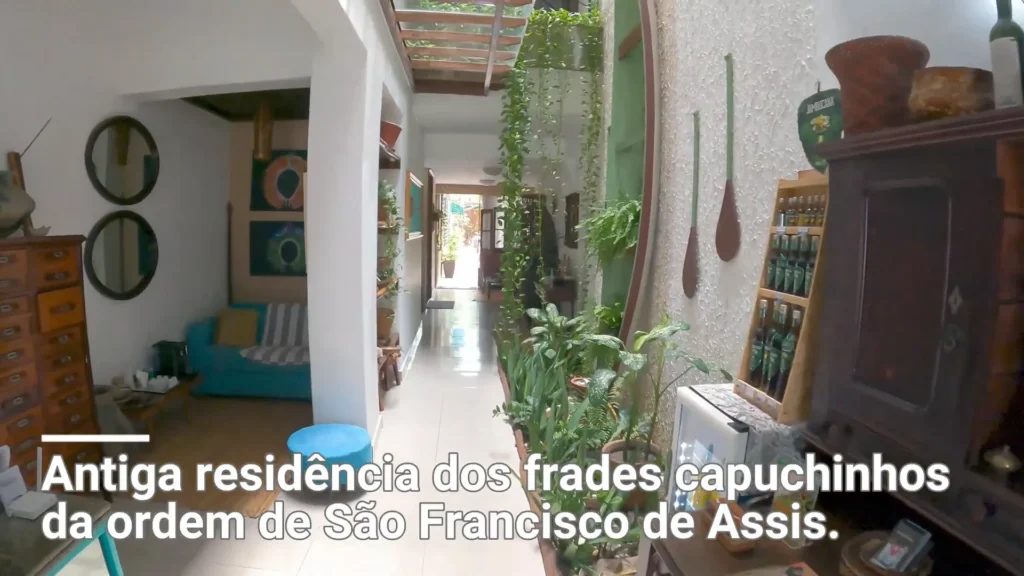 Entrada histórica do hotel em Manaus com arquitetura antiga e decoração religiosa o que fazer em Manaus