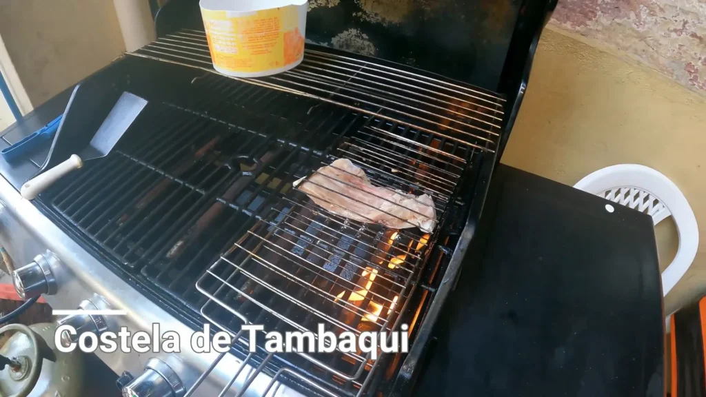 Costela de tambaqui assada sendo preparada no Mercado Municipal o que fazer em Manaus