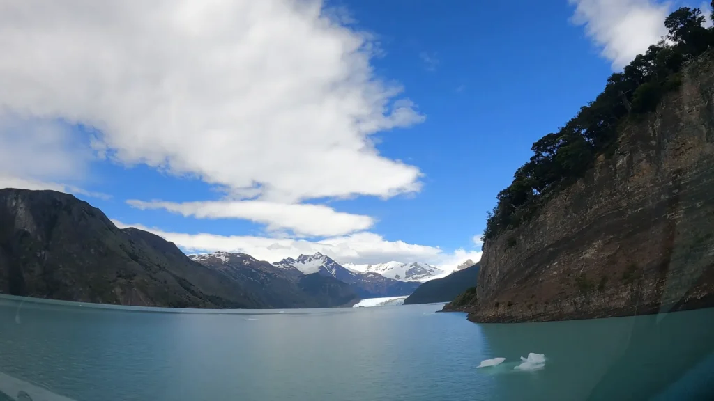 Glaciares Gourmet: Uma Experiência Luxuosa e Inesquecível na Patagônia Argentina 4 Frente do Glaciar Spegazzini com paredão de gelo elevado Glaciares Gourmet