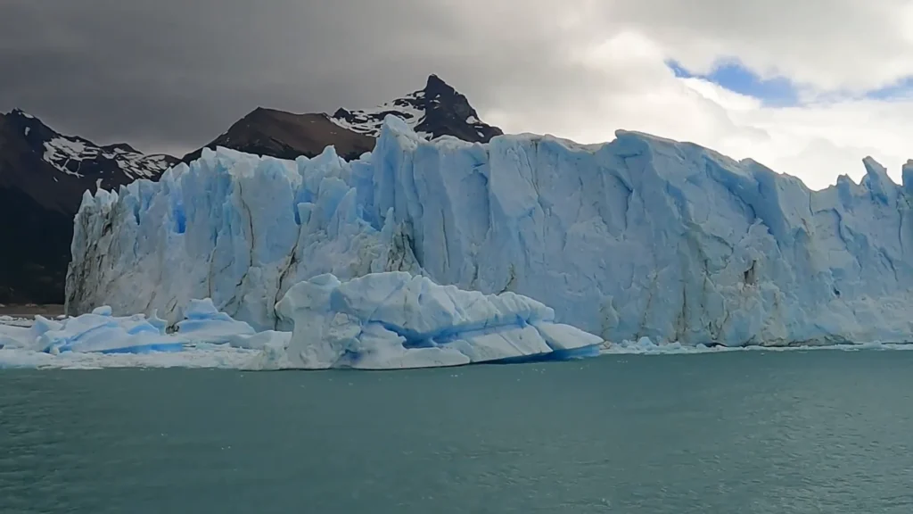 Glaciares Gourmet: Uma Experiência Luxuosa e Inesquecível na Patagônia Argentina 5 Vista panorâmica do Glaciar Perito Moreno com céu azul Glaciares Gourmet