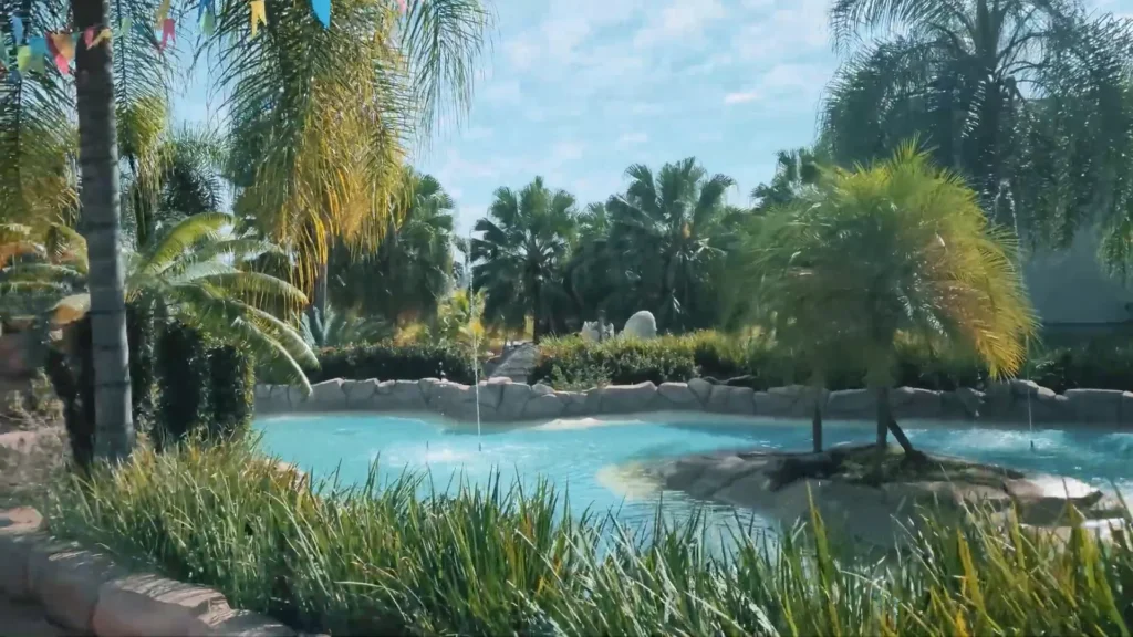 Águas de São Pedro: Um Destino Imperdível no Interior Paulista para Natureza, Relaxamento e Aventura 5 Piscina de ondas no Termas Water Park cercada por natureza