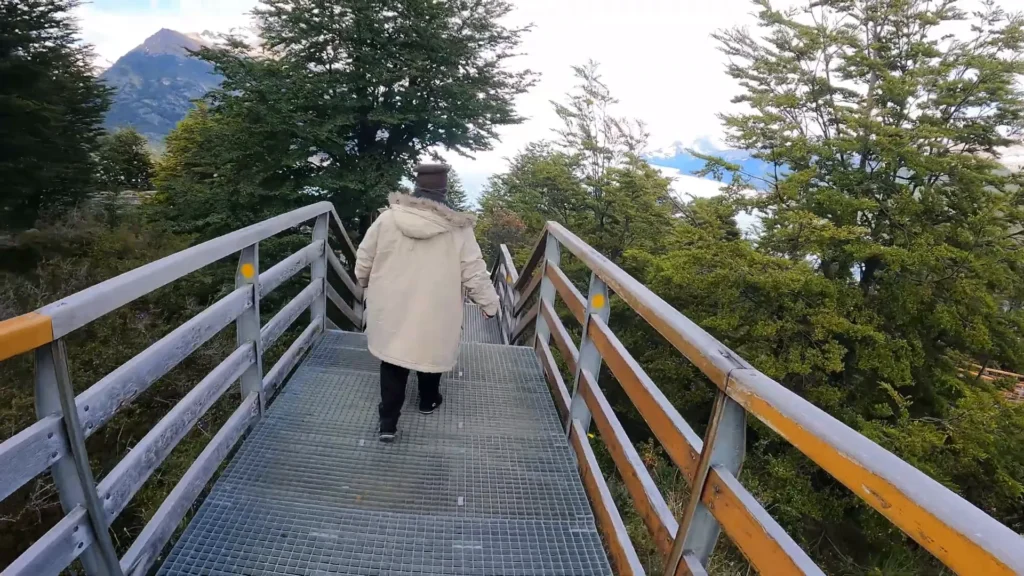 Você Precisa Conhecer o Glaciar Perito Moreno: Um Espetáculo Natural da Patagônia Argentina 3 Início da subida pelas escadas das passarelas do Glaciar Perito Moreno