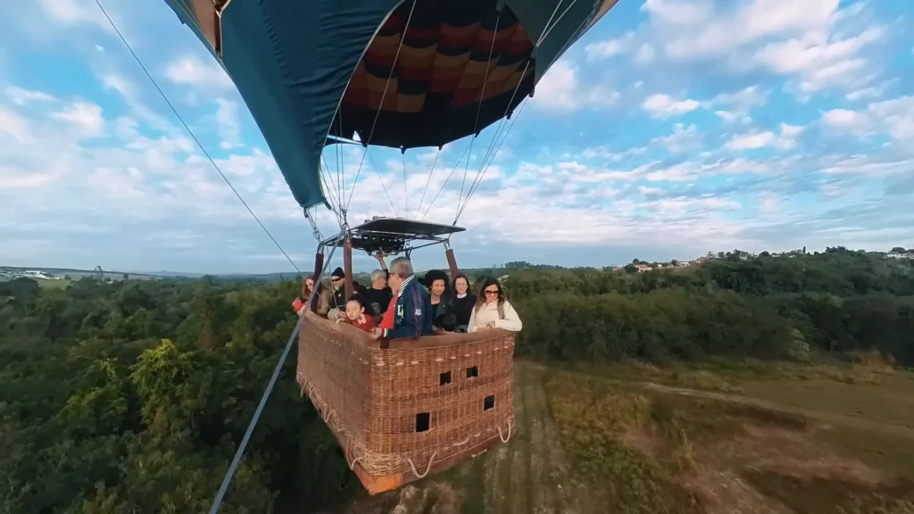 Esse Passeio de Balão em São Pedro Vai Mudar Seu Jeito de Ver a Vida! 1 Balão subindo silenciosamente com o céu ao fundo Passeio de Balão
