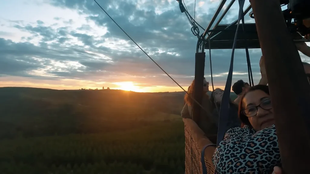 Esse Passeio de Balão em São Pedro Vai Mudar Seu Jeito de Ver a Vida! 5 Sol nascente visto do balão, iluminando a paisagem Passeio de Balão