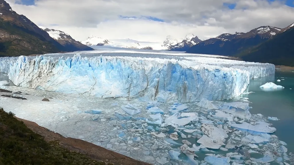 Você Precisa Conhecer o Glaciar Perito Moreno: Um Espetáculo Natural da Patagônia Argentina 4 Vista próxima do paredão de gelo do Glaciar Perito Moreno