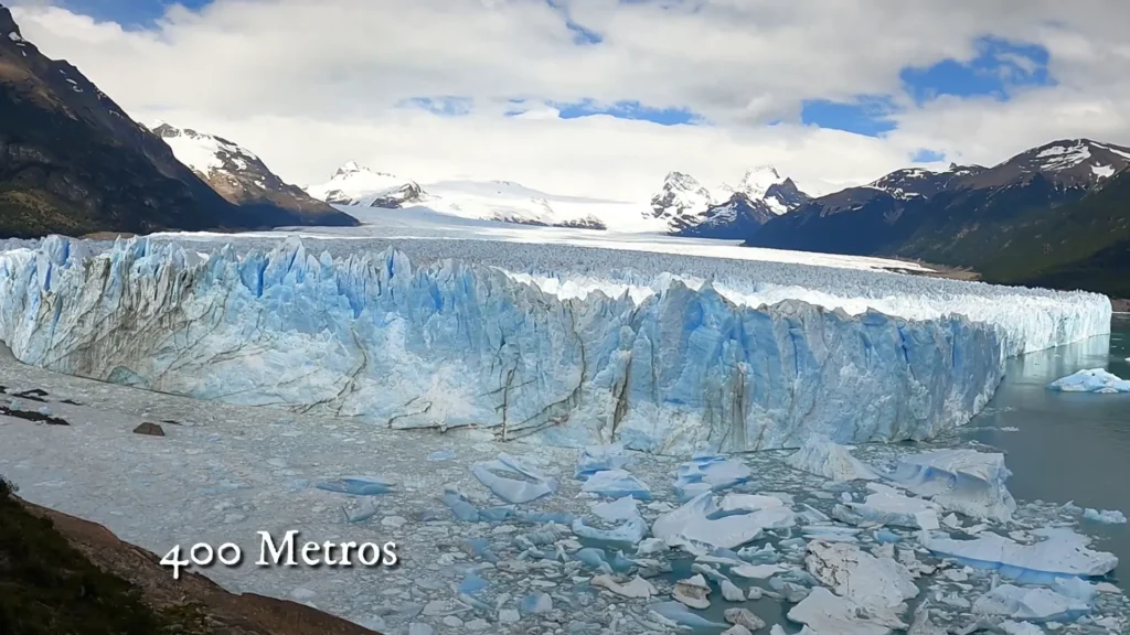 Você Precisa Conhecer o Glaciar Perito Moreno: Um Espetáculo Natural da Patagônia Argentina 8 Vista panorâmica do Glaciar Perito Moreno com o lago em primeiro plano
