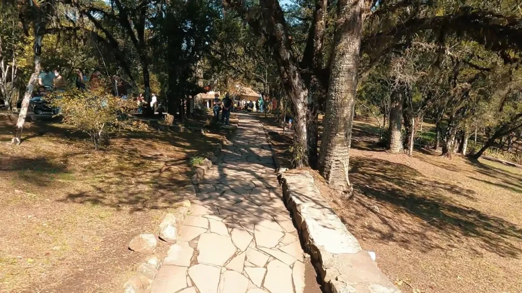 Entrada do Parque do Caracol com vegetação e trilhas
