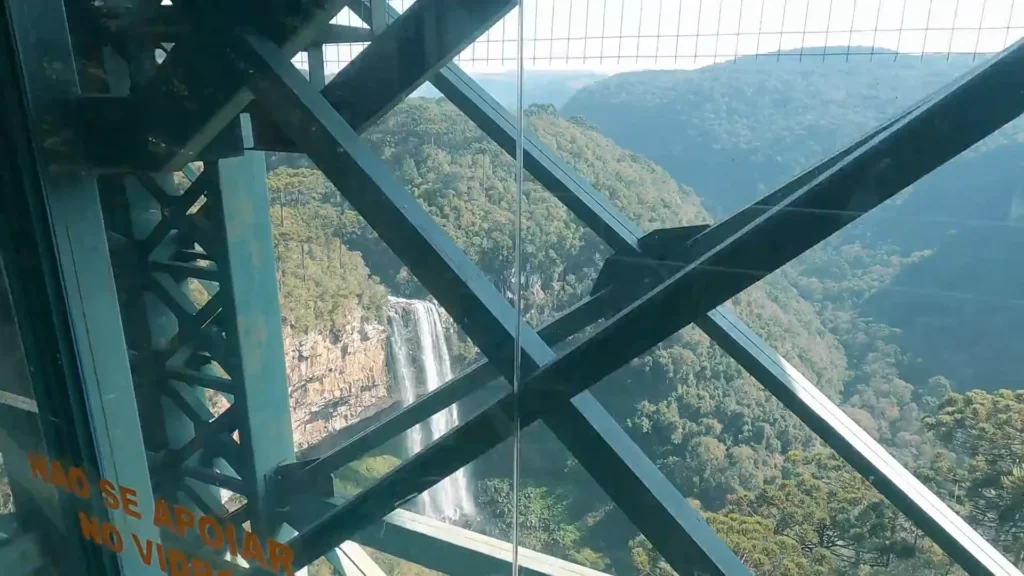 Vista panorâmica da Cascata do Caracol a partir do elevador