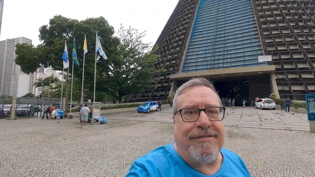 Prédio da Petrobras ao fundo da Catedral Metropolitana do Rio