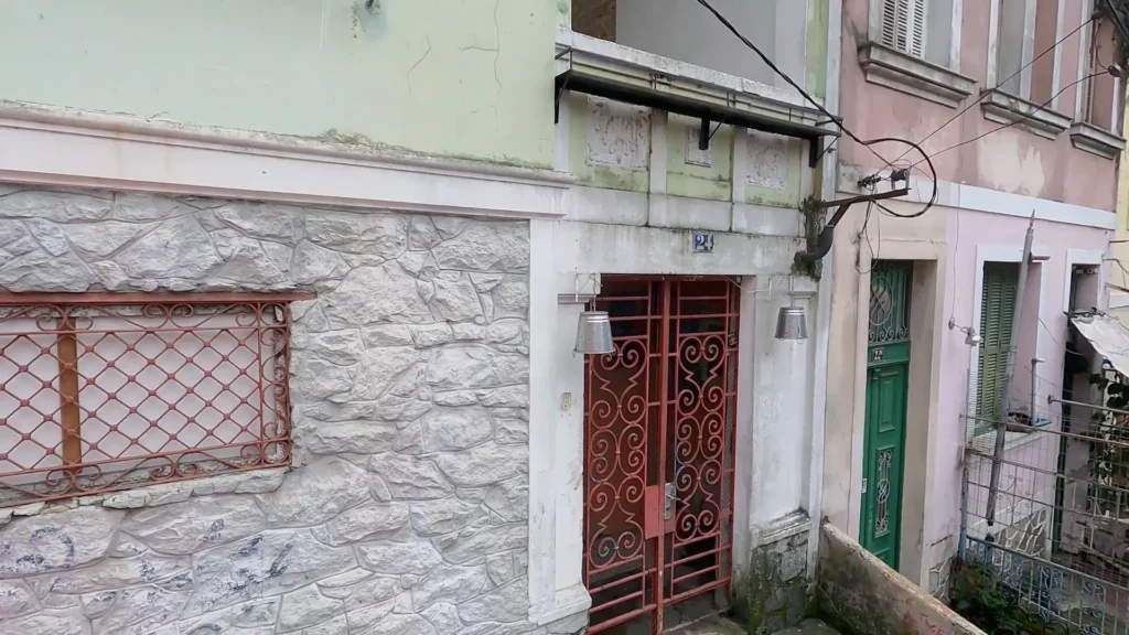Casa do artista Jorge Selarón ao lado da escadaria